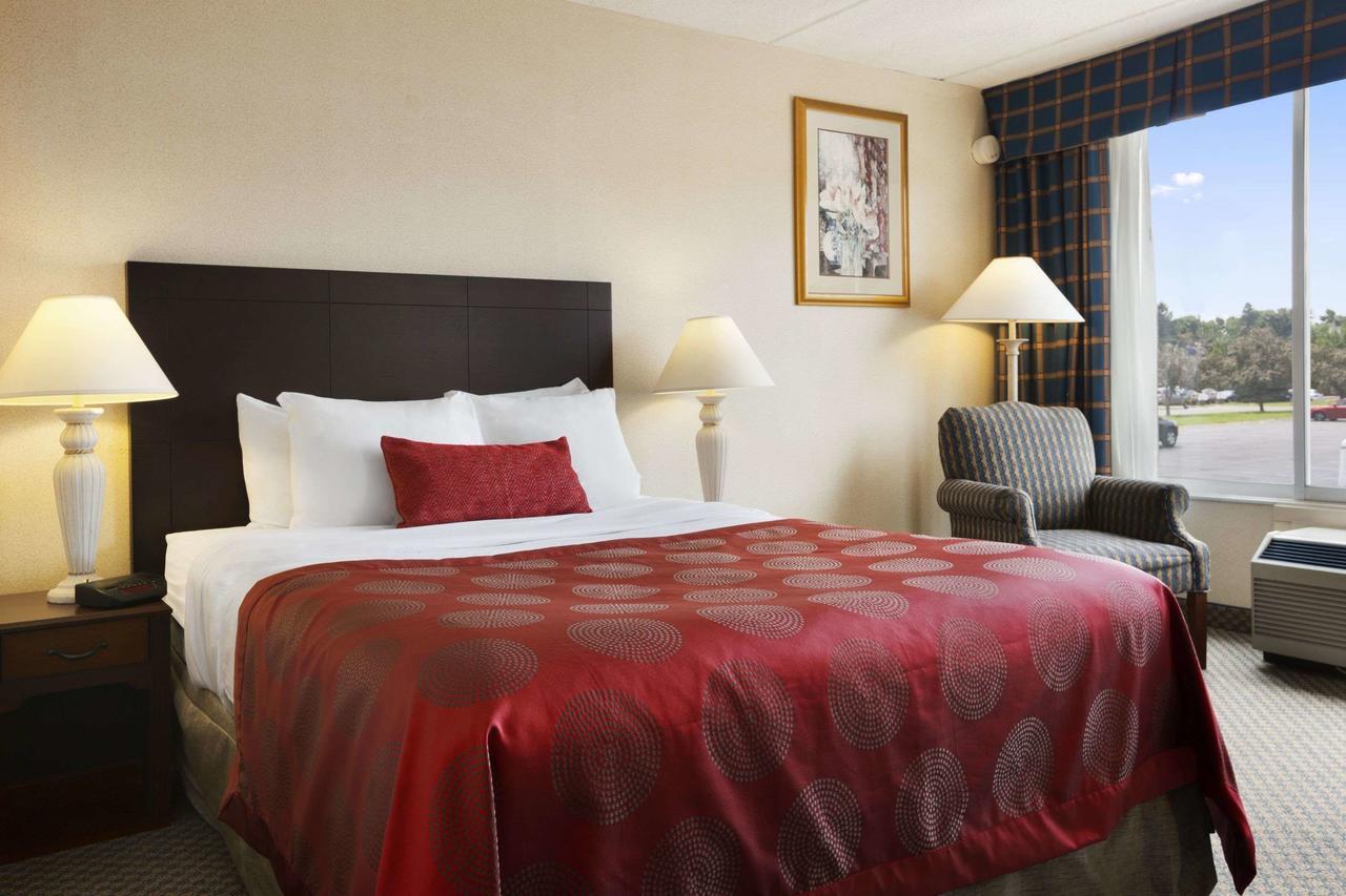 Ramada By Wyndham Cortland Hotel & Conference Center ภายนอก รูปภาพ